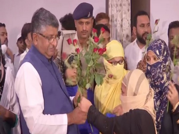 Union Minister Ravi Shankar Prasad was welcomed by Muslim women in Patna on Sunday. Photo/ANI