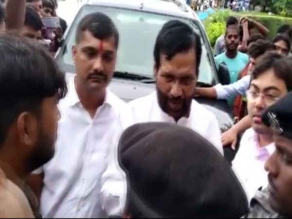 Union Minister Ramvilas Paswan faced the wrath of locals in Hajipur on Wednesday. Photo/ANI