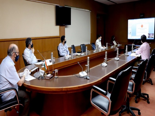 Anil Baijal with Indian Red Cross officials (twitter/ @LtGovDelhi)
