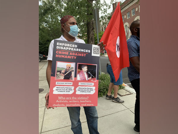 Members of the minority community of Pakistan protesting outside Embassy in the US demanding release of missing people of Sindh. Photo/ANI