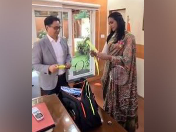 Kiren Rijiju with PV Sindhu (Photo/ Kiren Rijiju Twitter)