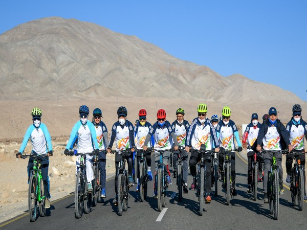Kiren Rijiju taking part in the Fit India Cyclothon with locals in Ladakh (Photo/Kiren Rijiju Twitter)