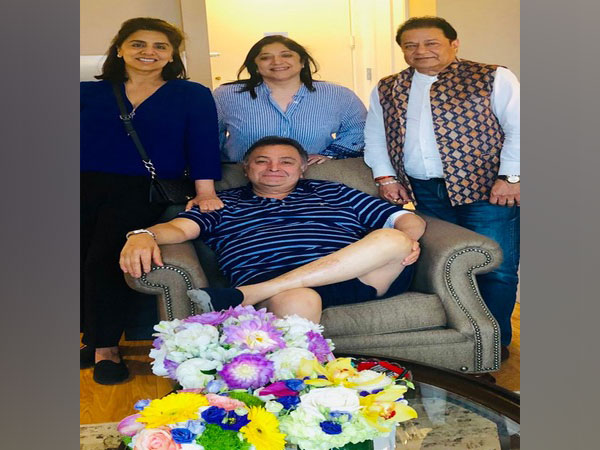 Rishi Kapoor with wife Neetu Kapoor and singer Anup Jalota (Image Courtesy: Twitter)