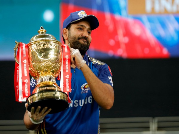 Rohit Sharma with IPL trophy (Photo: BCCI/ IPL)