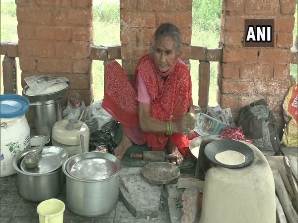 'Rotiwali Amma' at her roadside eatery in Agra on Sunday. (Photo/ANI)