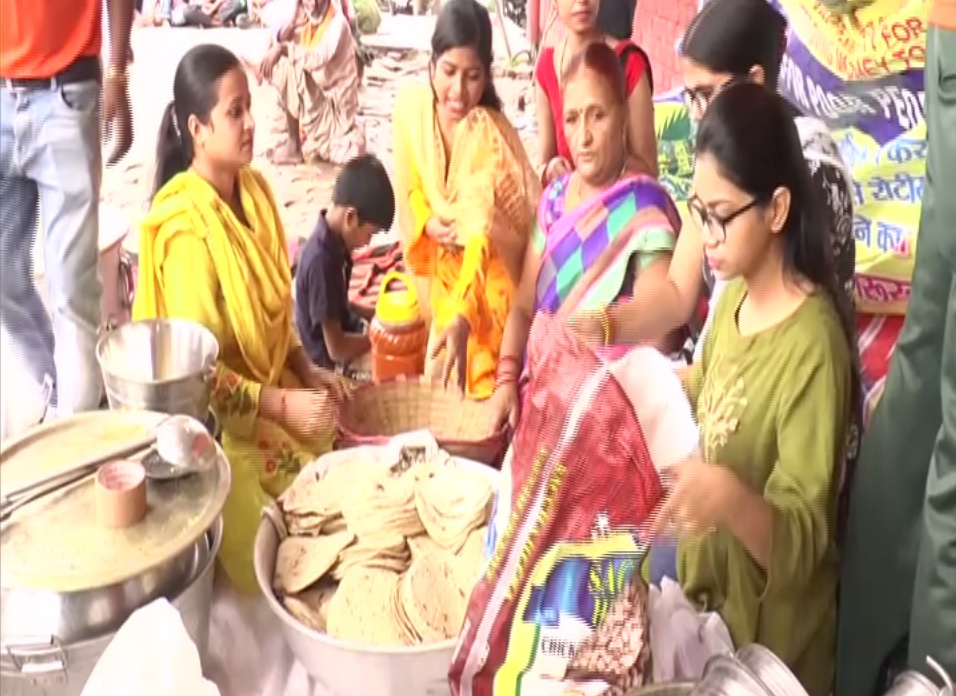 Bhojan Bank Sewa Samiti volunteer feeding poor and needy in Kanpur (Photo/ANI)