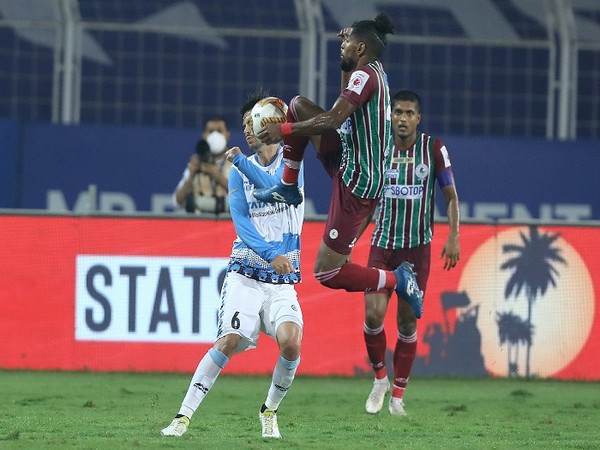 Roy Krishna leaps high to evade a challenge from Aitor Monroy. (Image: ISL)