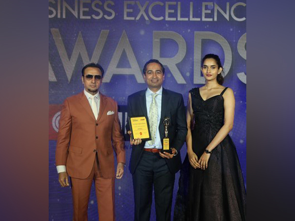 Sanjay Daga receiving the awards from Bollywood actor, Gulshan Grover and Miss Diva 2018 runner up, Roshni Sheoran