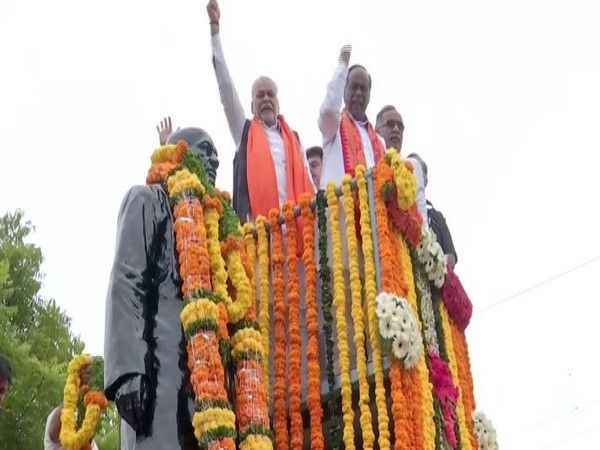 Unoin Minister Parashottam Rupala paying respects to the statue of Sardar Vallabhbhai Patel in Hyderabad on Thursday. Photo/ANI