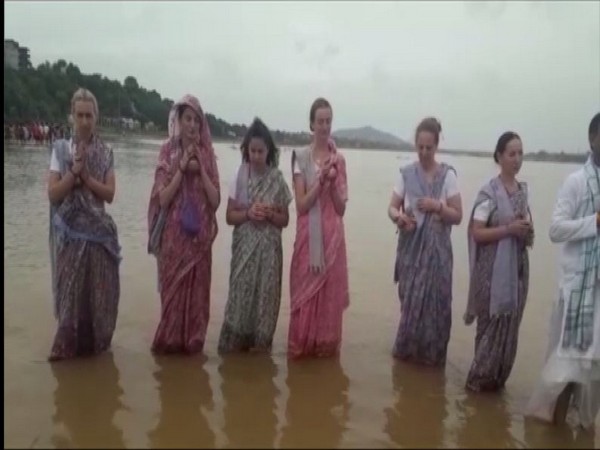 Russian women performs Pind Daan at a ghat in Gaya, Bihar [Photo/ANI]