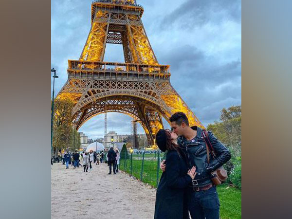 Sarah Hyland and Wells Adams. (Picture Courtesy: Instagram)