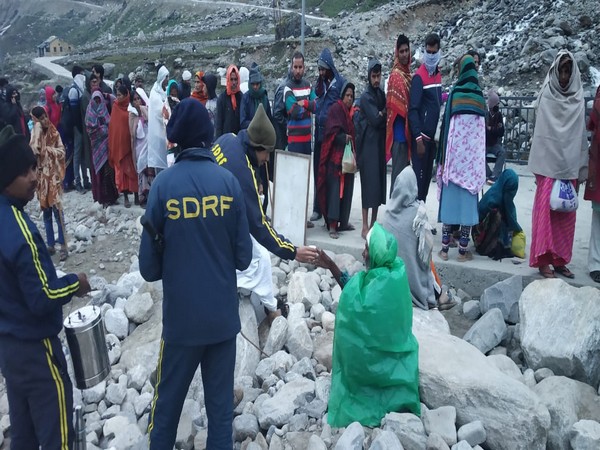 SDRF team providing tea and hot water facilities to Kedranath pilgrims in Uttarakhand. Photo/ANI