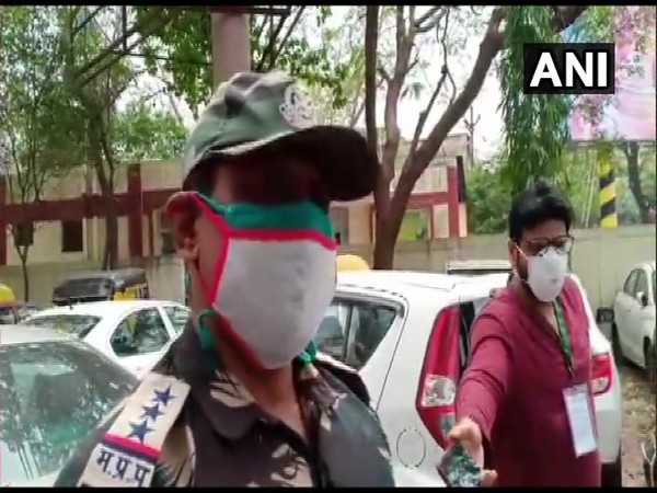 Vinod Dixit, SHO, of the Palasia police station talking to reporters on Saturday. Photo/ANI