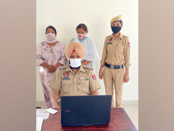 SI Gurcharan Singh(STF) with a policewomen and the two arrested for smuggling heroin