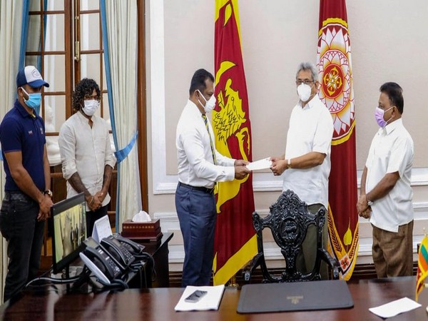 SLC president Shammi Silva handing over LKR 25 million to President Gotabaya Rajapaksa (Photo/SLC Twitter)