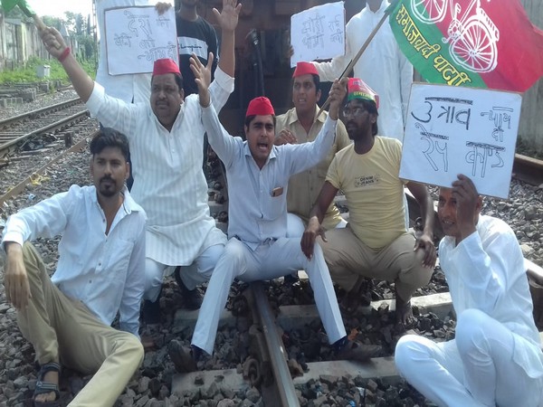 Samajwadi Party Chatra Sabha workers protesting against Yogi Adityanath government on Friday. Photo/ANI