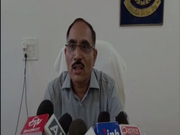 Dindori SP ML Solanki briefing reporters about the case.