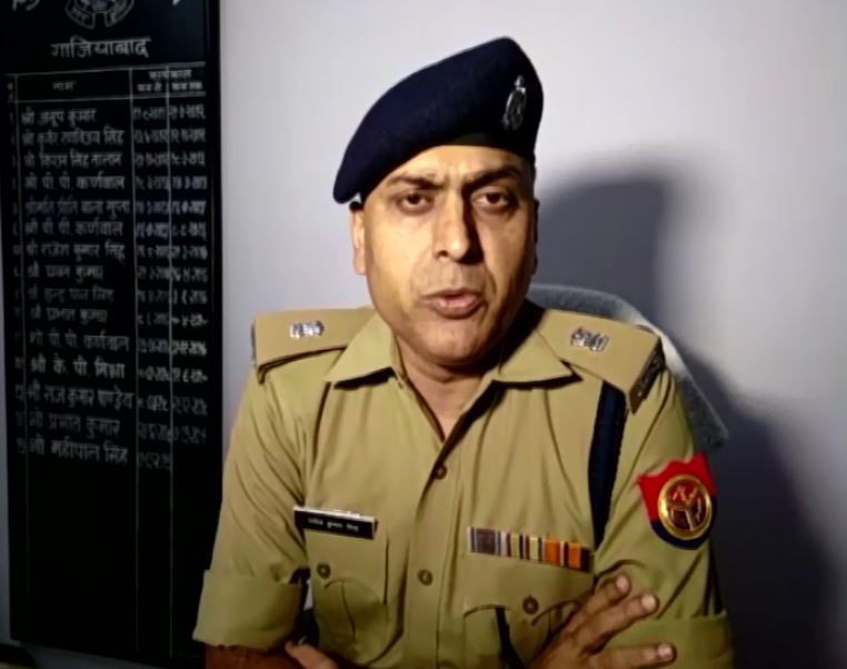 SP (City) Ghaziabad Manish Kumar Mishra speaking to media