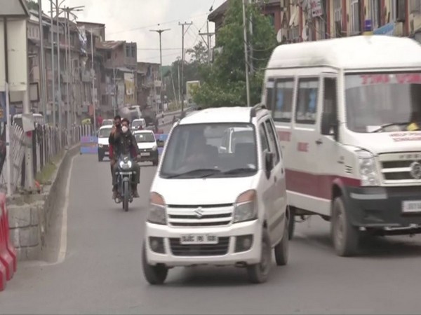 Vehicular movement increases in Jammu and Kashmir amid #Unlock1. (Photo/ANI)