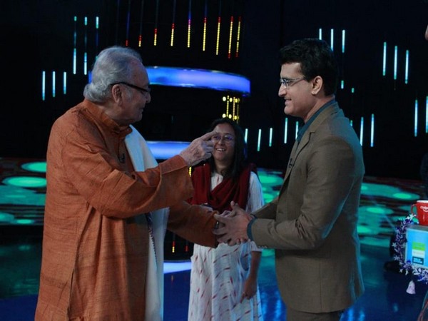 Sourav Ganguly with legendary actor Soumitra Chatterjee(Photo/ Sourav Ganguly Twitter)