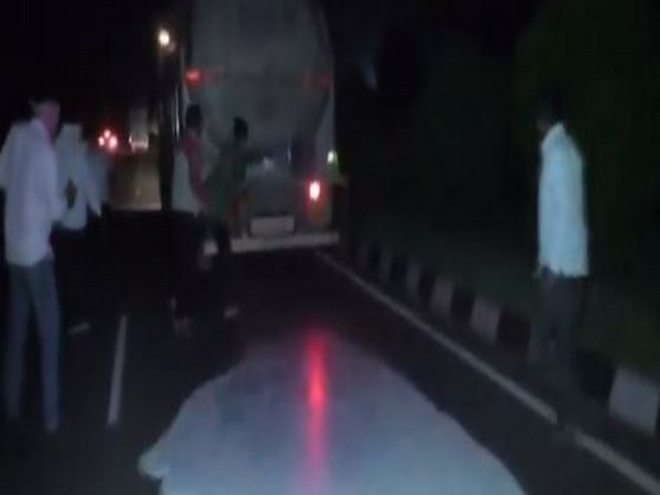 Dairy farmers of Swabhimani Shetkari Saghtana spilling milk on a road