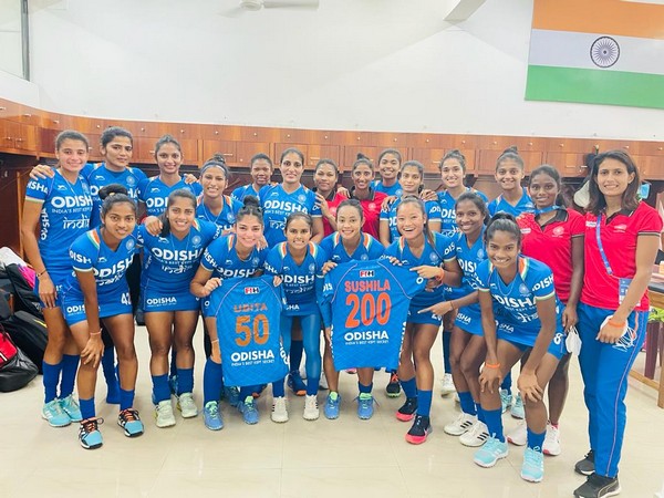 Sushila Chanu and Udita with the Indian women's hockey team ahead of match against Germany (Image: HI)