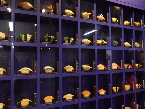 Sushi vendors are seen at old-style places which bring out the beauty of the Edo era.