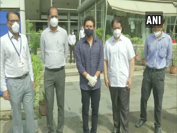Sachin Tendulkar (in the middle) with officials at Seven Hills Hospital