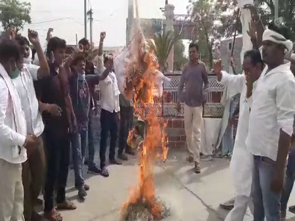 The supporters of Sachin Pilot including some Congress leaders also raised slogans in support of Pilot at the Sawai Madhopur crossing here. (Photo/ANI)