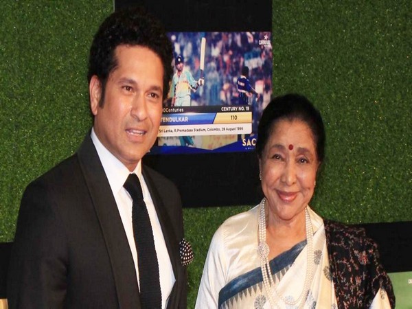 Sachin Tendulkar (L) with Asha Bhosle (R) (Photo/Sachin Tendulkar Twitter)