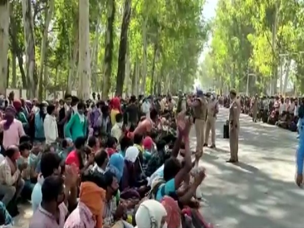 Migrant workers on Saharanpur-Ambala Highway on Sunday morning. Photo/ANI