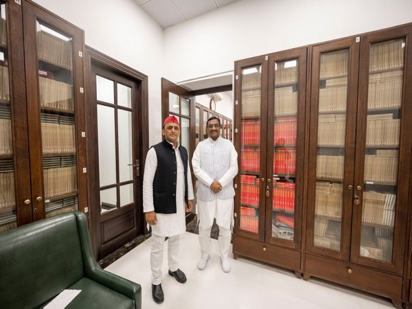 Dharam Singh Saini with Samajwadi Party president Akhilesh Yadav after quiting BJP. (ANI/photo)