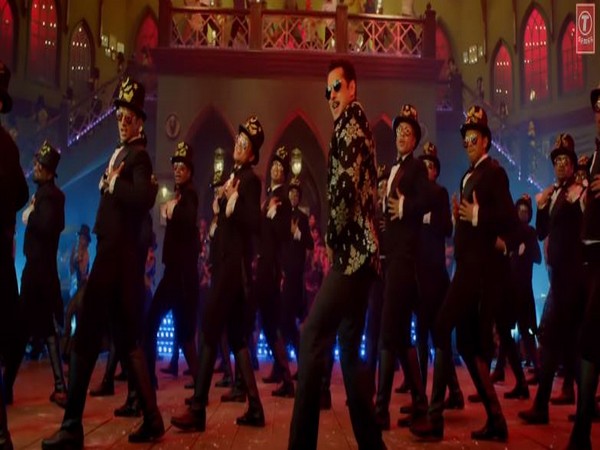 Salman Khan in 'Munna Badnam Hua' (Image courtesy: Youtube)