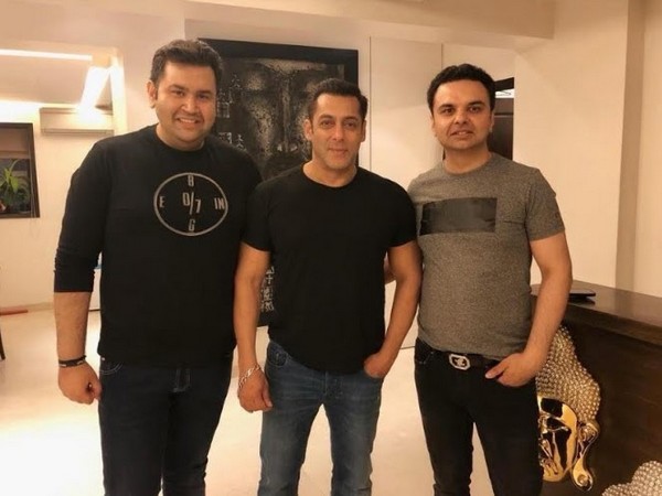 Aakash Kapoor, Director, Elan Foundation, Salman Khan and Ravish Kapoor, Director, Elan Foundation