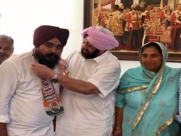 AAP MLA Amarjit Sandoya with Punjab Chief Minister Captain Amarinder Singh after joining the Congress party on Saturday. Photo/ANI