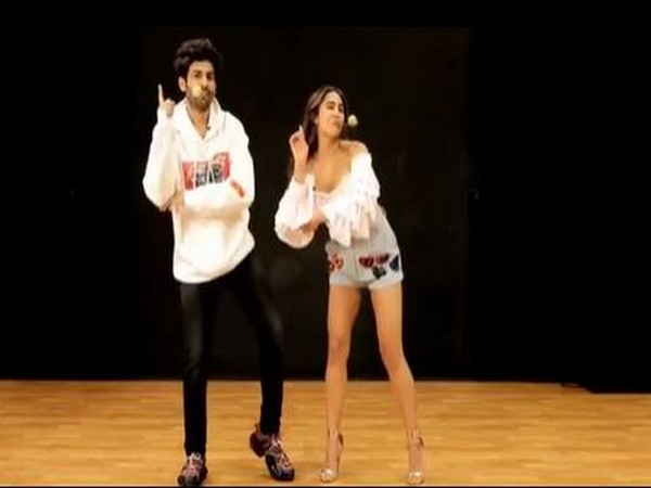 Sara Ali Khan and Kartik Aaryan doing the 'Do It With A Twist' challenge (Image courtesy: Instagram)