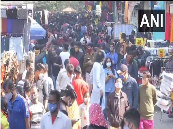 Sarojini Nagar Market gets overcrowded in COVID-19 pandemic (Photo ANI)