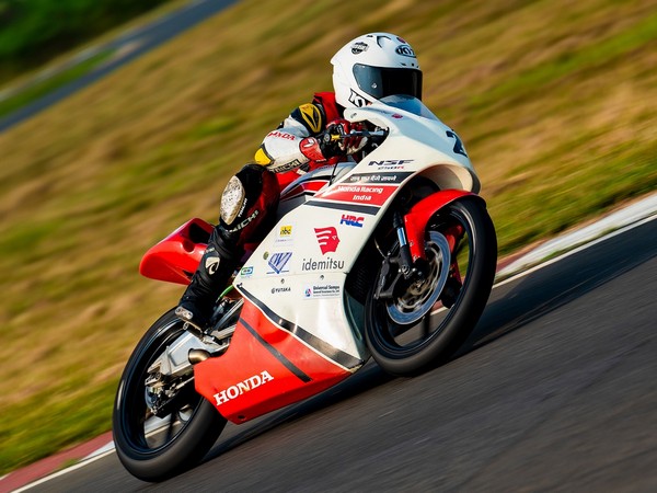 Sarthak Chavan of Team Honda in action during Indian National Motorcycle Racing Championship
