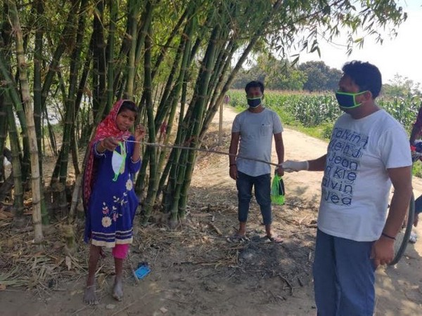 Bihar - based social activist Sarvesh Tiwari distributing masks
