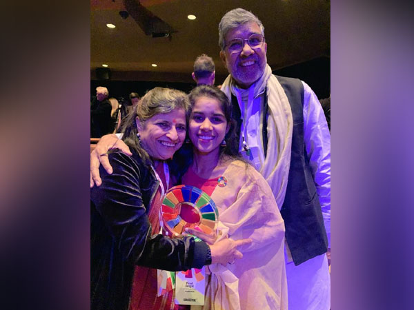 Kailash and Sumedha Satyarthi with Payal Jangid. Photo/Kailash Satyarthi Twitter