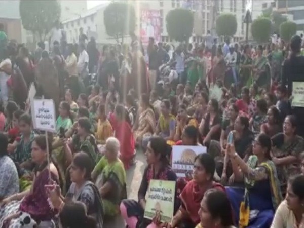 Women protestors also staged a sit-in at Bandar road. 