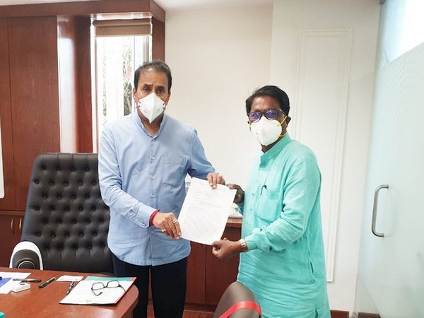 Shiv Sena MP Arvind Sawant with Maharashtra Home Minister Anil Deshmukh. Photo/Twitter (Arvind Sawant)