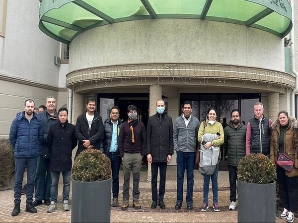 Jyotiraditya Scindia with the family that helped in the evacuation of 7457 Indian students under Operation Ganga. (Twitter)