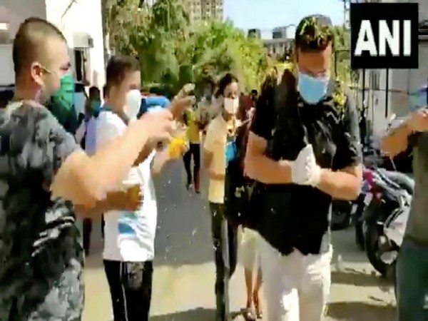 Mumbai cop welcomed by neighbours after recovering from COVID-19. 