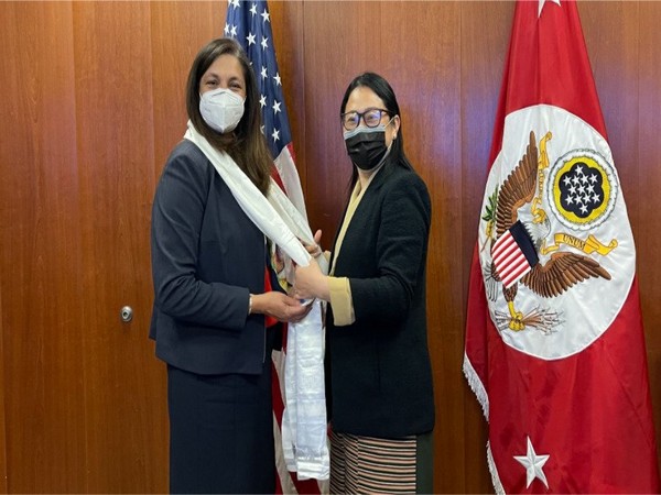 Tibetan government's minister for Information and International Relations Kalon Norzin Dolma offering Tibetan traditional scarf 'Khatak' to Special Coordinator Uzra Zeya (Photo/CTA)