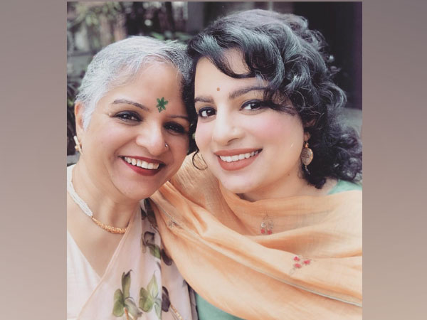 Mallika Dua with her late mother (Image source: Instagram)