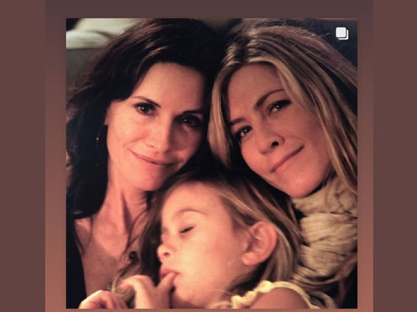Jennifer Aniston poses with Courteney Cox (Image source: Instagram)