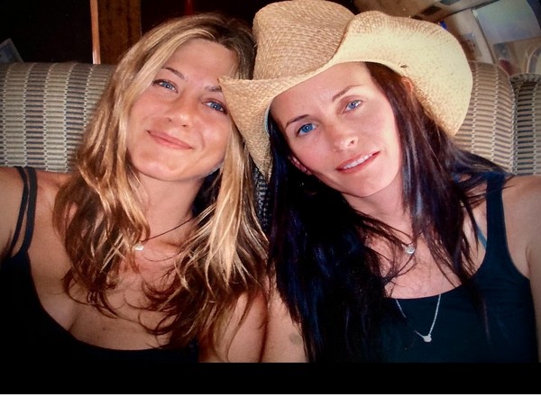 Jennifer Aniston poses with Courteney Cox (Image source: Instagram)