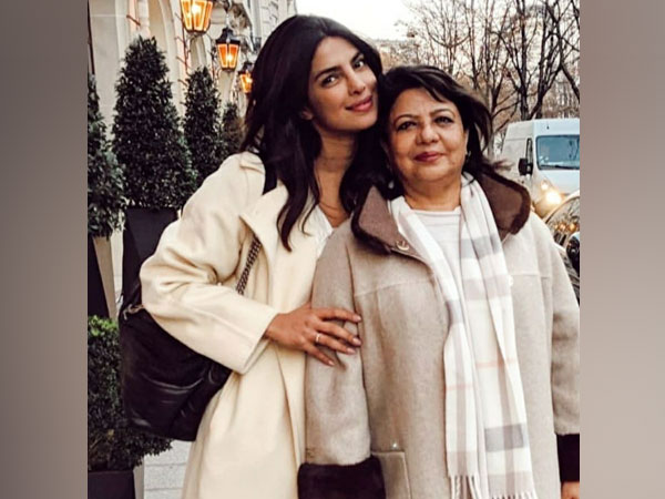 Priyanka poses with her mom (Image source: Instagram)