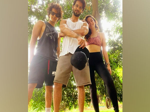 Shahid with Mira and Ishaan (Image source: Instagram)